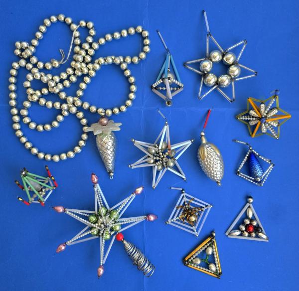 Konvolut Gablonzer Ornamente, 13 Stück um 1930