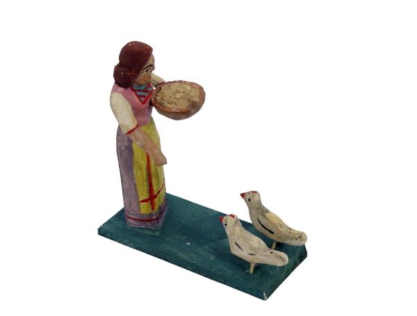 Grulicher Krippenfigur "Bäuerin füttert Hühner" (7 cm)