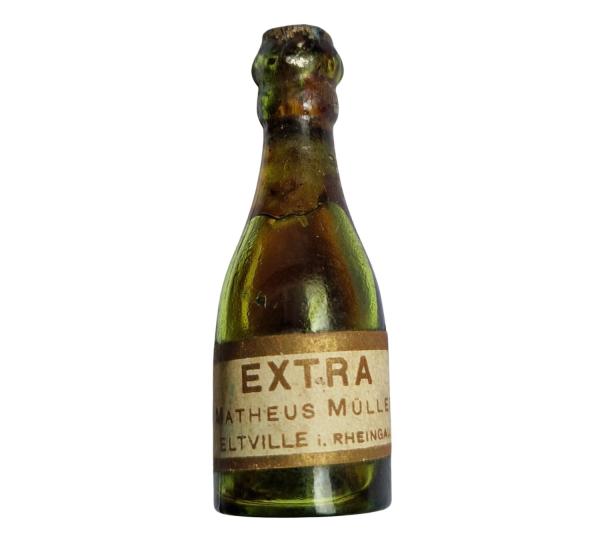Körbchen mit Flasche Sekt, um 1920