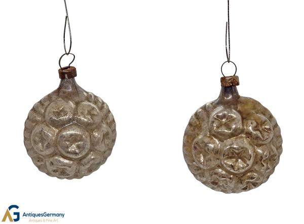 2 Kugeln mit Einstich, 1900