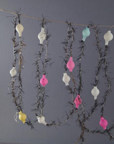2 Stück alter Tinsel mit bunten Glaskugeln, ca. 280 cm