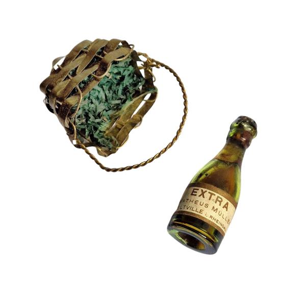 Körbchen mit Flasche Sekt, um 1920