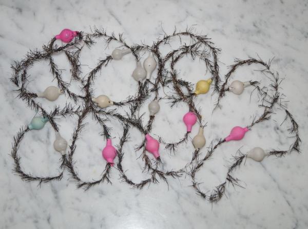 2 Stück alter Tinsel mit bunten Glaskugeln, ca. 280 cm