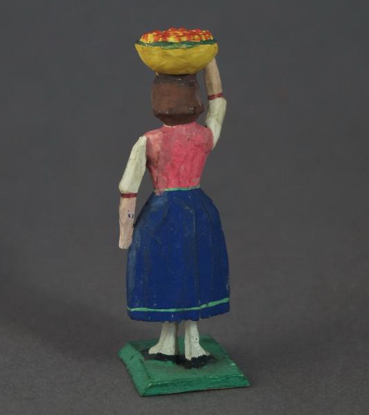 Grulich nativity figure " Woman with fruits ", ca. 1900  (7 cm)