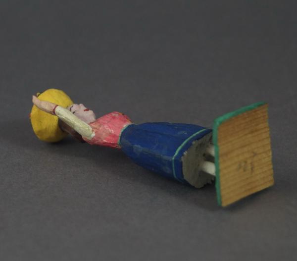 Grulich nativity figure " Woman with fruits ", ca. 1900  (7 cm)