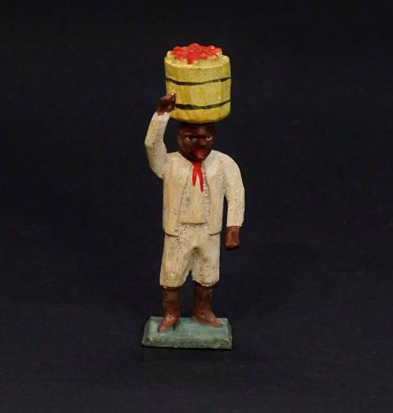 Grulicher Krippenfigur " Farbiger Gabenbringer mit Früchten " (5 cm)