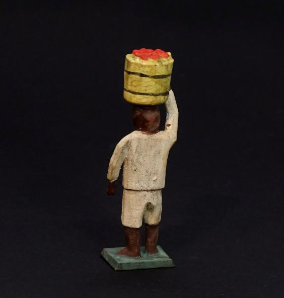 Grulicher Krippenfigur " Farbiger Gabenbringer mit Früchten " (5 cm)