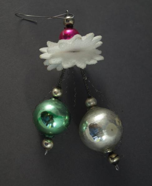 Wire wrapped glass Ornament, Gablonz ca. 1950