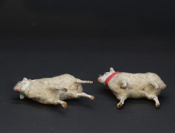 2 Wollschafe mit Holzbeinen und Kopf aus Masse, ~ 1920