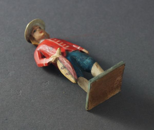 Grulicher Krippenfigur "Gabenbringer mit Fisch" (7 cm)