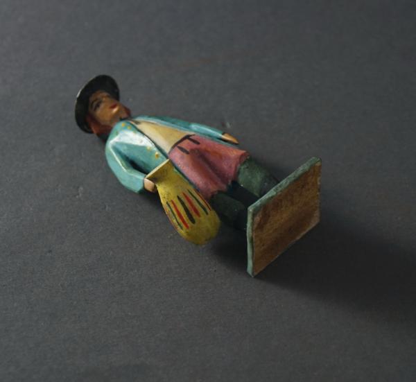 Grulicher Krippenfigur "Gabenbringer mit Krug" (7 cm)