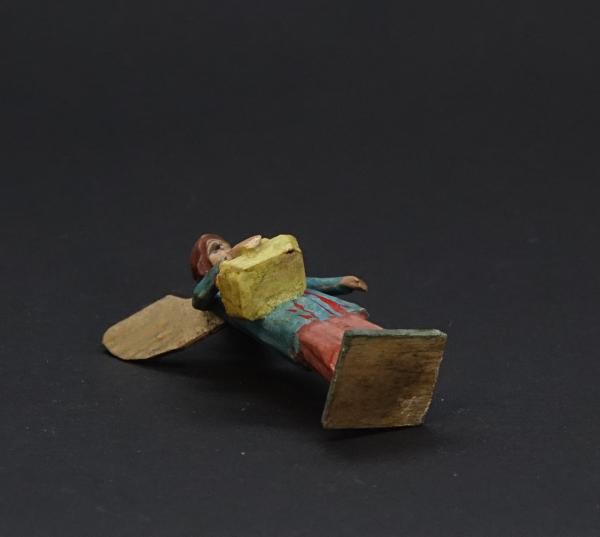 Grulicher Krippenfigur " Gabenbringer Engel mit Korb Früchten ", (5 cm)