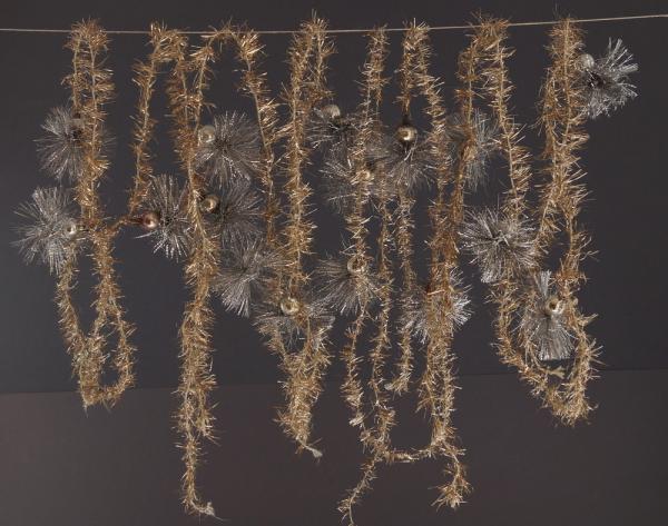 4 Stück alter goldfarbener Tinsel mit silbernen Glaskugeln, ca. 500 cm
