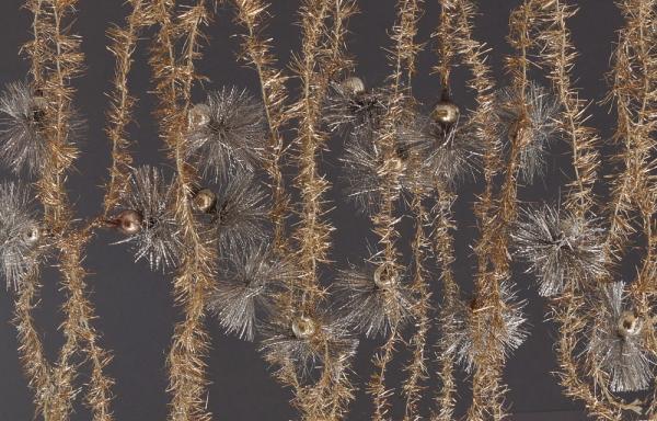4 Stück alter goldfarbener Tinsel mit silbernen Glaskugeln, ca. 500 cm