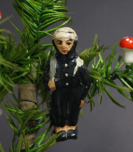 Schornsteinfeger aus Masse für den Gansfederbaum, ~ 1900