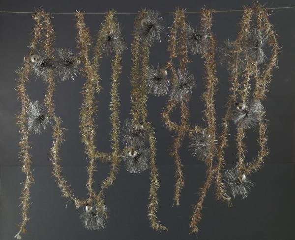 4 Stück alter goldfarbener Tinsel mit silbernen Glaskugeln, ca. 540 cm