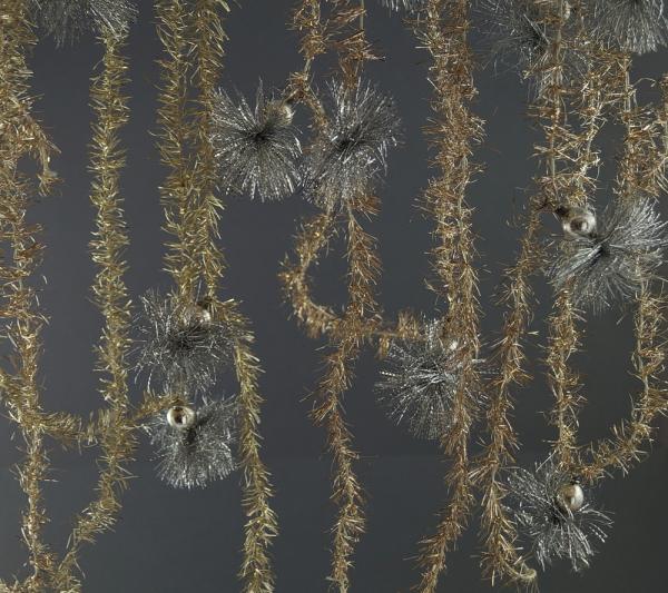 4 Stück alter goldfarbener Tinsel mit silbernen Glaskugeln, ca. 540 cm