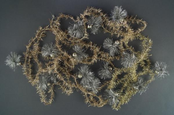4 Stück alter goldfarbener Tinsel mit silbernen Glaskugeln, ca. 540 cm
