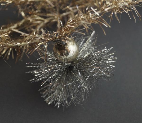 4 Stück alter goldfarbener Tinsel mit silbernen Glaskugeln, ca. 540 cm