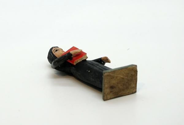 Grulicher Krippenfigur " Nonne mit Gebetsbuch " (7 cm)