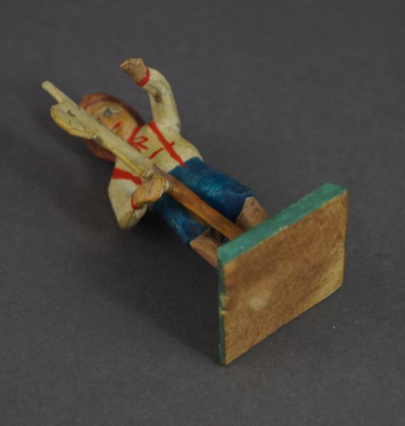 Grulicher Krippenfigur "Junge mit Steckenpferd" (7 cm)