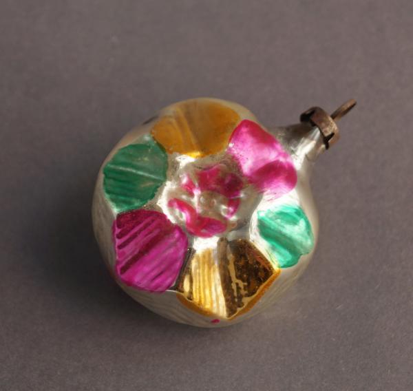 Verspiegelte Kugel mit Blüte ~ 1930